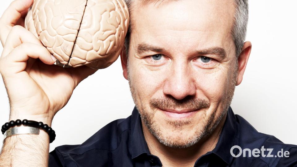 Gedächtnis-Weltmeister Markus Hofmann zeigt beim Lerntag im Amberger Kongresszentrum wie sich Kinder auf Prüfungen vorbereiten können. Bild: Tibor Bozi /exb