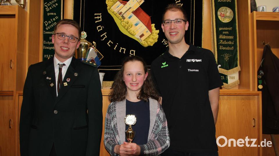 Amelie Müller (Mitte) gewann den Jugendpokal und wurde auch Meisterin der Jugend. Darüber freuten sich Schützenmeister Martin Riedl (links) und Thomas Göhl, der die Zufallsscheibe gewann. Bild: kro