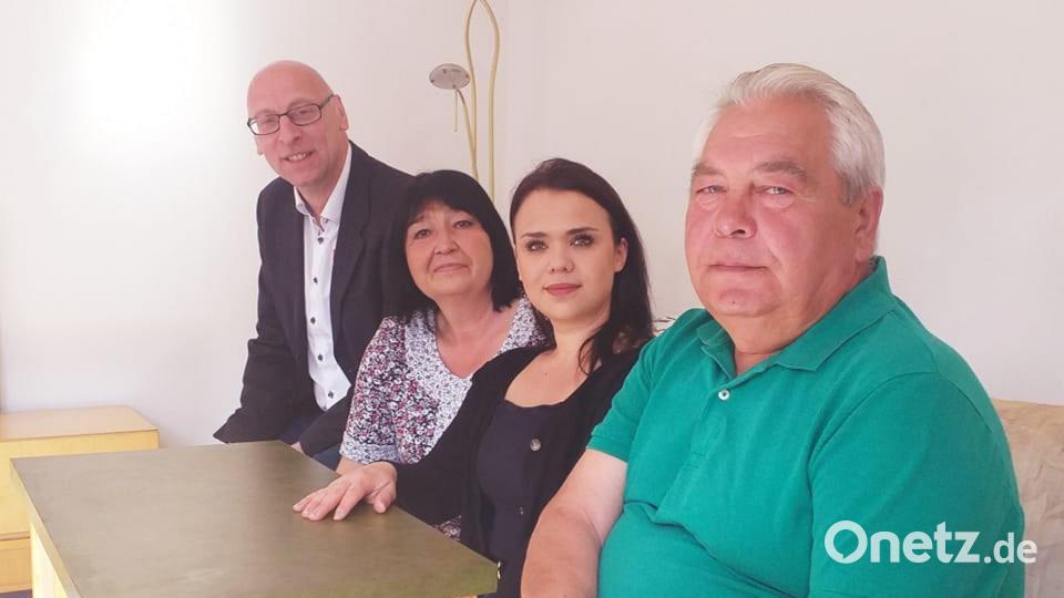 Tatjana (Zweite von links) und Wladimir (rechts) haben ein neues Zuhause gefunden. Die 62-Jährige und ihr zwei Jahre älterer Mann haben das der in Amberg lebenden gebürtigen Ukrainerin Alona Baumbach (Zweite von rechts) zu verdanken. Sie hatte den Kontakt zu Torsten Wolf (links) vom Werkvolk hergestellt. Bild: tk