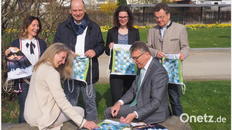Im Fischhofpark durften Stadt, Tourist-Info und Stadtmarketingverein das neue „Tirschenreuther Himmelsleiterspiel“ vorstellen. Die Spielfläche findet sich auf einem robusten Stoffbeutel, der überall zum Einsatz kommen kann. Im Bild (hinten von links): Janka Hannemann-Mathes (Zweite Vorsitzende Stadtmarketingverein), Johannes Möstl (Computer-Grafik-Design), Katrin Demleitner (Stellvertretende Leiterin Tourist-Info) und Dr. Max Schön (Vorsitzender Stadtmarketingverein) sowie (vorne) Projektverantwortliche Susanne Stich und Bürgermeister Franz Stahl. Bild: ws