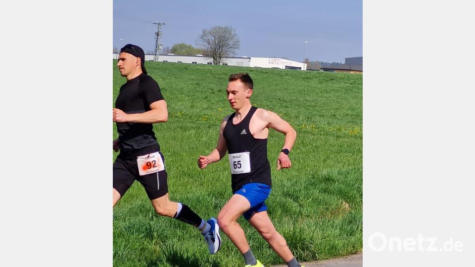 Tobias Martinez (Startnummer 65) gewann den Viertelmarathon mit einer Zeit von 36:45 Minuten, Thomas Walther (Startnummer 92) überquerte die Ziellinie des Halbmarathons nach 1:22:46 Stunden als Sieger. Bild: abi