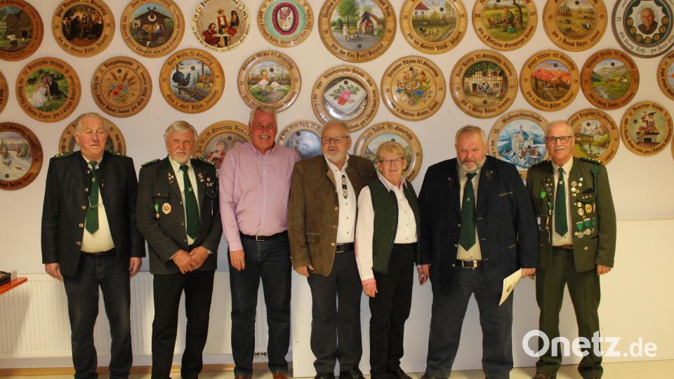 Seit 50 Jahren Mitglieder im Schützenverein: (von links) Erwin Schötz und Gauschützenmeister Dietmar Beyer ehren Hans Weber, Erhard und Hannelore Nitzbon, Hans Sieß und Helmut Schötz. Bild: sis