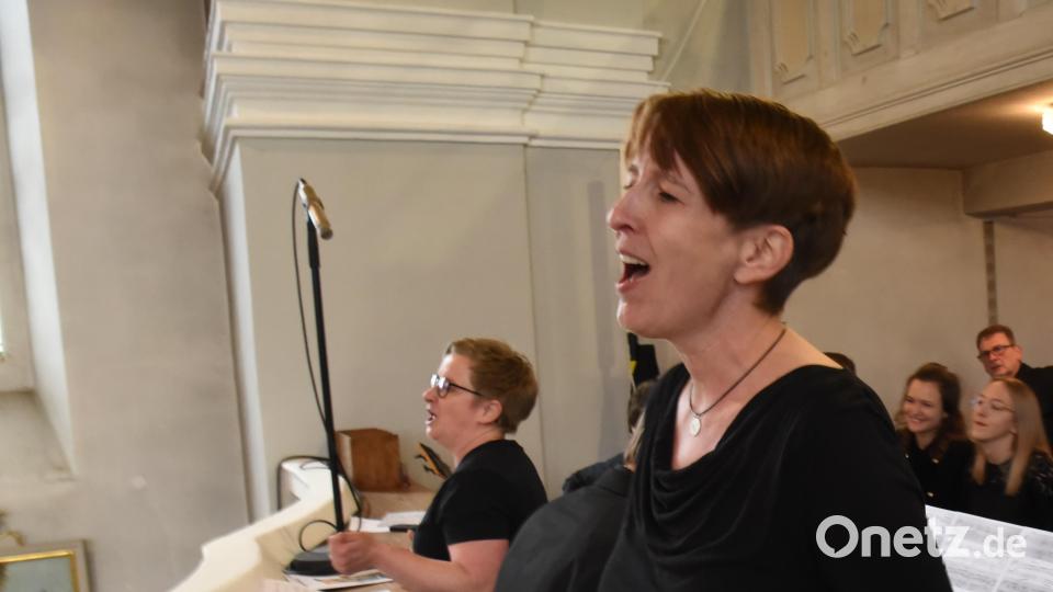 Andrea Eichenseer (links) und Anja Fröhlich (vorn rechts) setzen mit ihren klaren Stimmen frauenstimmige Tupfer. Bild: nag