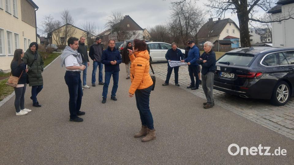 Die ehemalige Vorsitzende des Fördervereins Fichtelgebirge, Sybille Kießling, (gelbe Jacke) war im März vor Ort, um mit dem Kernteam bei einer Ortsbegehung genauere Details zu besprechen. Ein vorläufiger Plan wurde dabei aktualisiert. Archivbild: ld