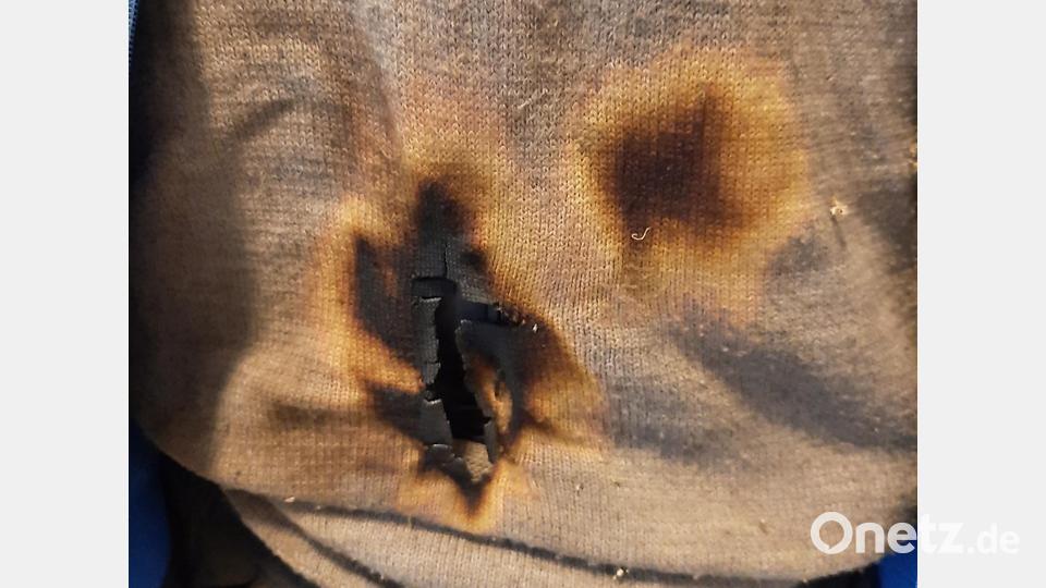 So sah die Kleidung von Einem der Beiden unerlaubt Eingereisten aus. Sie wies teilweise Brandspuren auf. Symbolbild: Bundespolizeiinspektion Waldmünchen