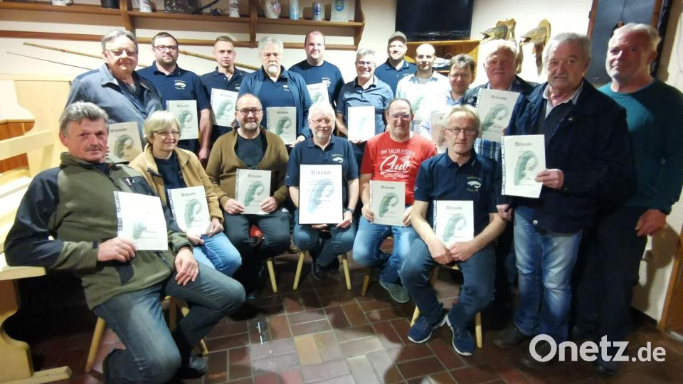 Der Vorstand dankte Kassier Ewald Singer (vorne, Vierter von links) mit der Ehrenmitgliedschaft und zahlreichen langjährigen Mitgliedern für die Treue. Bild: gz