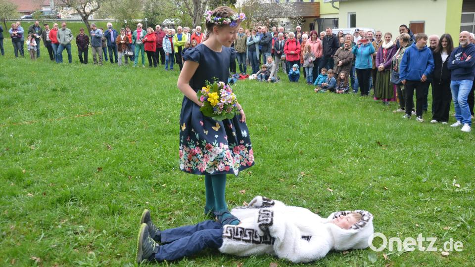Der Sommer setzt sich gegen den Winterdurch: Zoe Thompson und Florian Schenkel spielen ihre Rollen überzeugend. Bild: mag