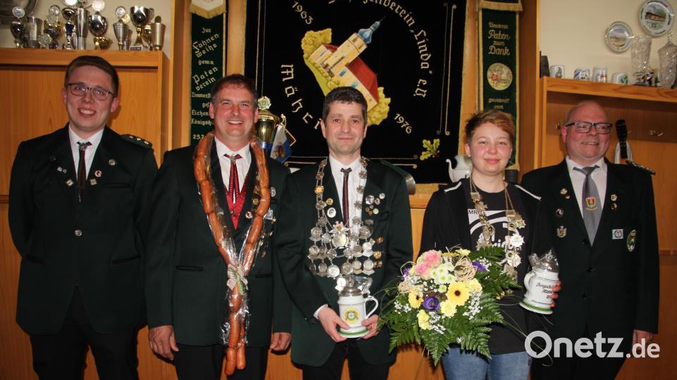 Die Königsproklamation des Schützenvereins „Linda“ Mähring fand im Rahmen eines Bayerischen Abends statt. Im Bild (von links): Erster Schützenmeister Martin Riedl, „Knackwurst-Kettenträger“ Robert Müller, Schützenkönig Uwe Dybicki, Jungschützenkönigin Hanna Weiß und Zweiter Gauschützenmeister Martin Dietz. Bild: kro