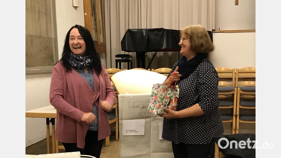 Irene Schmid (links) als Mitglied des Führungsteams des Frauenbundes bedankte sich bei Referentin Margarete Hirsch für den lehrreichen Vortrag zum Thema Sturzprophylaxe. Bild: ak