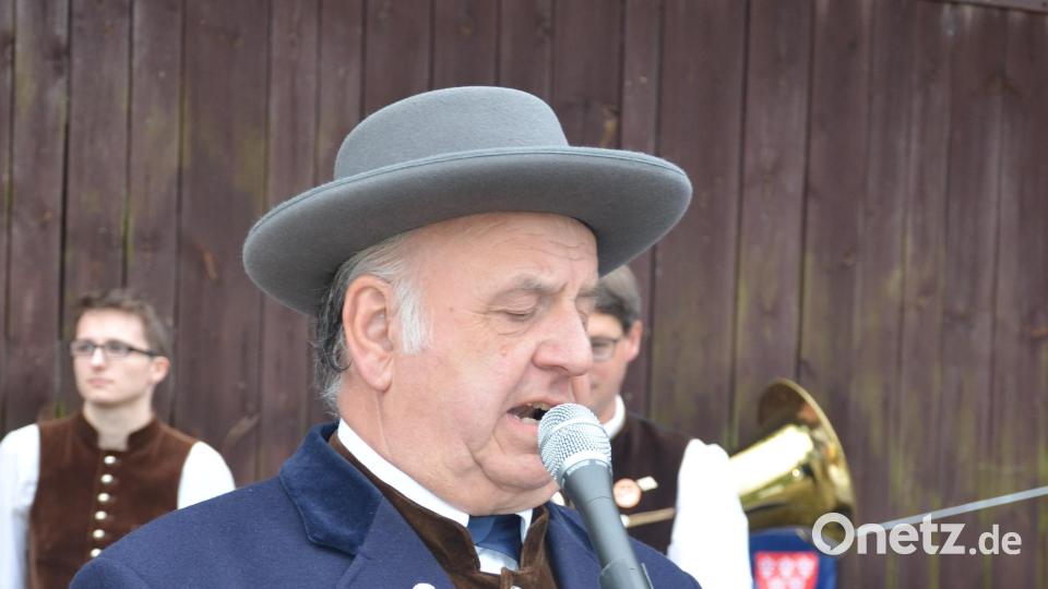 Mundartsprecher Hans Pirner führt durch das Brauchtumsspiel. Bild: mag