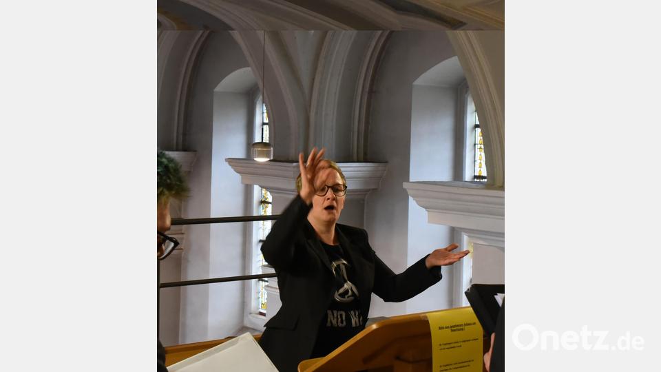 Die Initiatorin des Benefizkonzertes Andrea Eichenseer leitet die drei Chöre. Bild: nag