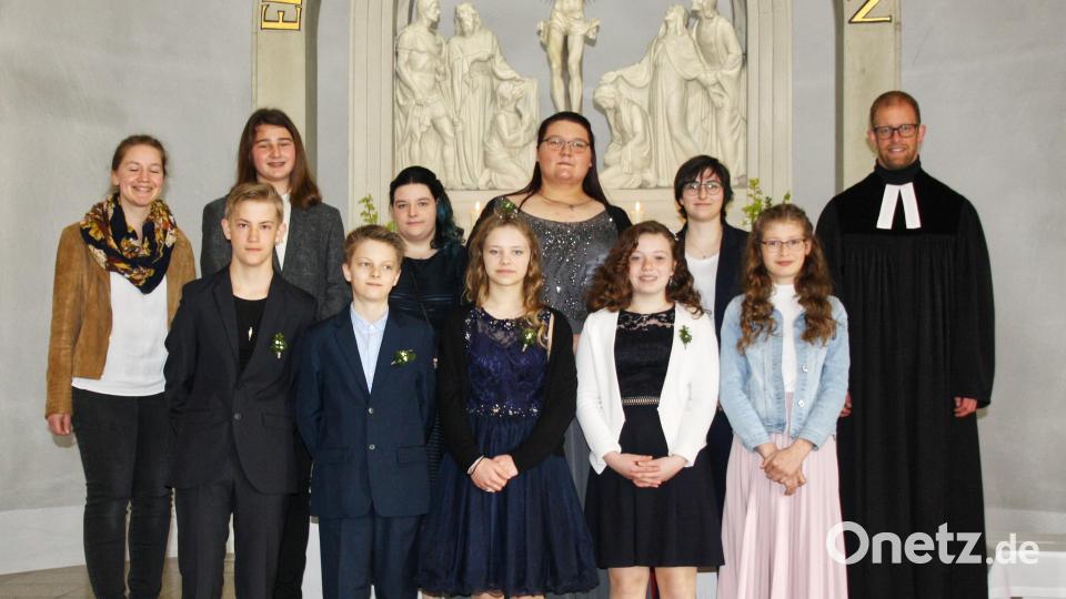 In der Martin-Luther-Kirche in Erbendorf feierten mit Pfarrer Manuel Sauer (rechts) sowie den Gruppenleitern Maria Lehner (rechts) und Anna Lorenz (Zweite Reihe, Zweite von rechts) die Konfirmanden (erste Reihe, von links) Johannes Luber, Raphael Lauter, Elena Käß, Jennifer Kropp und Mirjam Schwarz sowie (zweite Reihe, ab Zweite von links) Nicolas Gradewald, Corinna Dillinger und Romina Häupl. Bild: njn