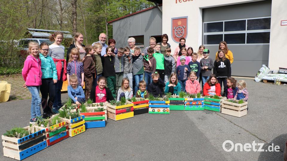 Es ist vollbracht: 33 Pflanzkisten haben ihre Gärtner gefunden, die sie pflegen und hegen wollen. Im Hintergrund Vorsitzender Rudi Gruber mit seinen Vorstandsdamen Bild: gru