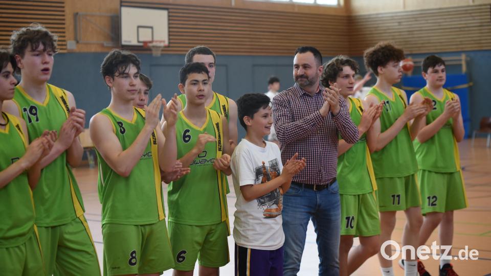 Südostdeutscher Meister: Das BTO-Team mit Coach Gabi Ionescu feiert mit dem Pressather Publikum den für den Titelgewinn vorentscheidenden Sieg gegen Jahn München. Auch das Finalturnier um den Deutschen Pokal in zwei Wochen findet in Pressath statt. Bild: Tobias Schwarzmeier