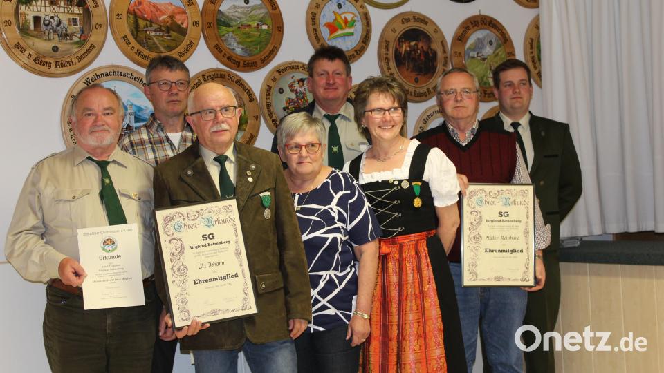 Vereinsjubilare und neue Ehrenmitglieder: (von links) Adolf Troglauer, Herbert Hollweck, Johann Utz, Annerose Danhauser, Stefan Nitzbon, Barbara Söhnlein, Reinhard Müller und Christian Schötz. Bild: sis
