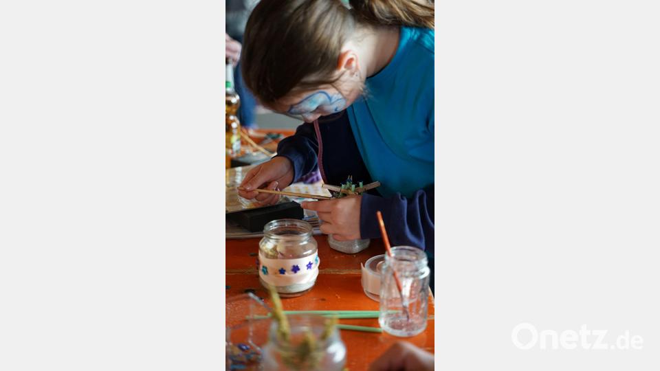 Feinarbeit war gefragt am Basteltisch Bild: tra