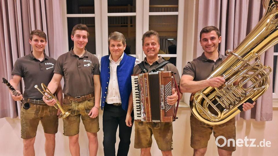 "Bäff" (Mitte) sorgte mit den Ponader Boum aus Nagel und dem Männergesangverein "Max Reger" für beste Unterhaltung. Bild: ld