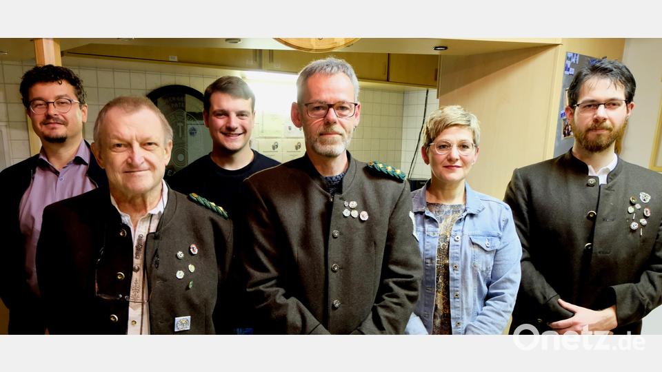 Schützenmeisteramt und Gesellschaftsausschuss gehen die Herausforderungen mit Mut und Zuversicht an. Von links: Dr. Thomas Meier, Zweiter Schützenmeister Günter Drechsler, Niklas Schönberger, Erster Schützenmeister Sigi Kellner, Schatzmeisterin Evi Trottmann und Schriftführer Dominik Kraus. Bild: le