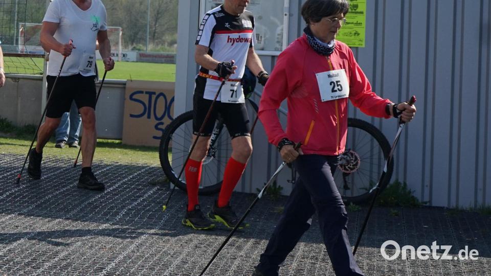 Herbert Günsche (Startnummer 71) absolvierte die Walking-Strecke mit einer Bestzeit von 1:15:30, das waren gerade mal zwei Minuten mehr als der langsamste Starter im Viertelmarathon aufwies. Bild: abi
