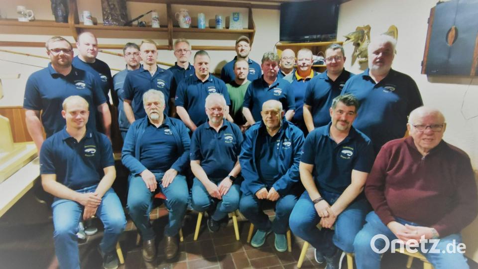 Bei der Neuwahl des Vorstands gab es acht Neubesetzungen, unter andern wurde Fabian Illing neuer Kassier (vorne, links). Bild: gz