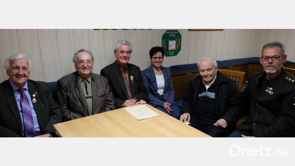 Jubilare und Ehrenmitglieder. Von links: Fred Lehner, Heinrich Riebel, Willy Meyer, Elke Kraus, Hans (Buwer) Witzl und Schützenmeister Sigi Kellner. Bild: exb