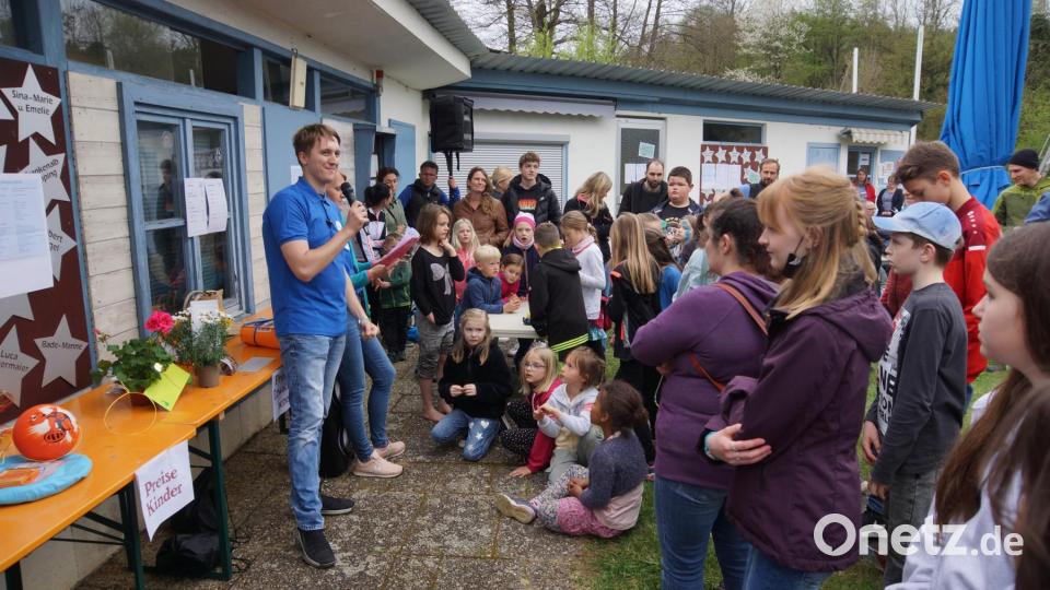 Kommentator Olli Wilczek bei der Siegerehrung. Bild: sre