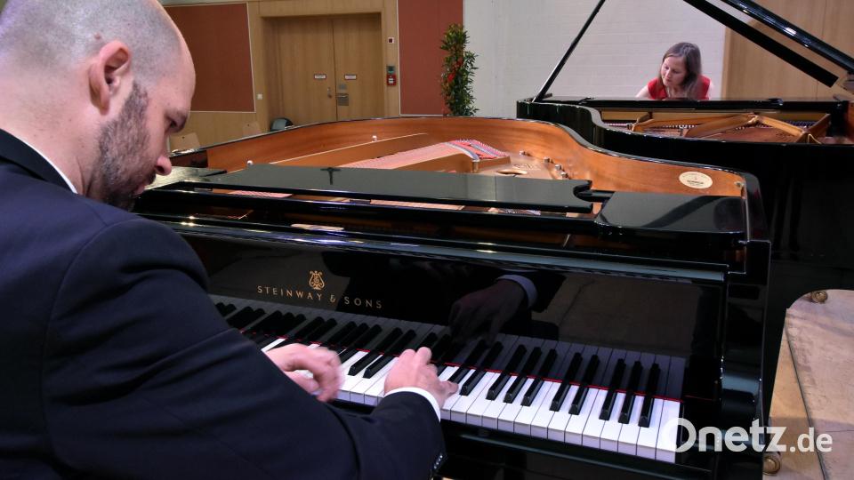 Barbara und Sebastian Bartmann glänzten beim VHS-Kammerkonzert in der Berufsfachschule für Musik in Sulzbach-Rosenberg mit hervorragender Technik und perfektem Zusammenspiel. Bild: Stephan Huber