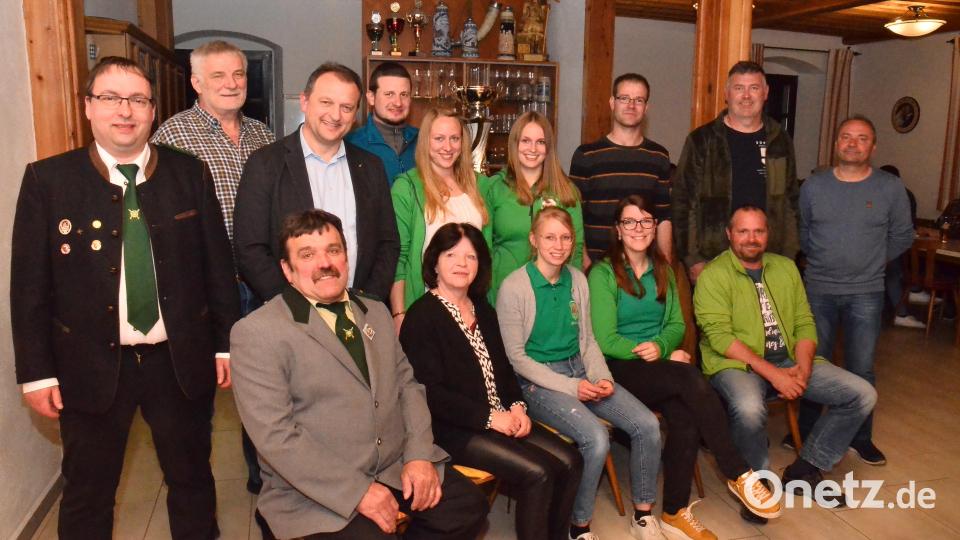 Zum Schützenmeisteramt gehören nach den Neuwahlen Josef Bäumler, Anita Kleber, Sandra Bodensteiner, Julia Eiberweiser und Johannes Meindl (sitzend, von links). Bild: fjo