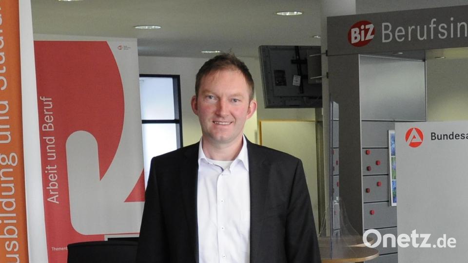 &quot;Besonders erfreulich ist, dass die in der Pandemie gestiegene Langzeitarbeitslosigkeit im Vergleich zum Vorjahr deutlich zurückgegangen ist.&quot; (Bernhard Lang, Geschäftsführer der Agentur für Arbeit) Bild: Christian Biersack/exb