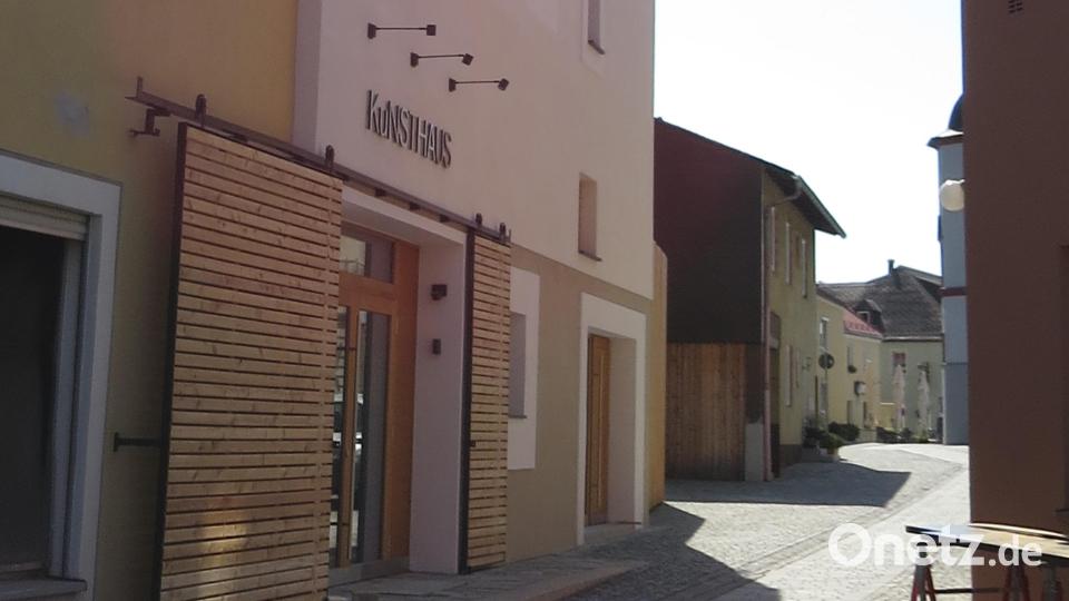 Endlich wieder Kunst an der Kunstgasse: Vereinsmitglieder und Kunsthausfreunde freuen sich, dass es in Waldassen wieder Normalität mit Kleinkunst vom Feinsten, Musik und guter Laune gibt. Bild: ubb