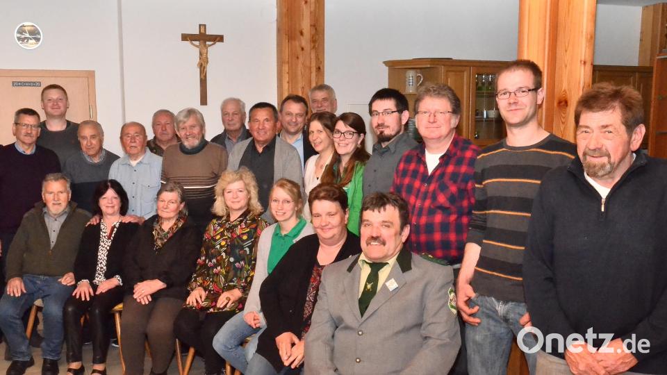Viele Mitglieder können für langjährige Mitgliedschaft ausgezeichnet werden, darunter (stehend, von rechts) Walter Imbs, Johannes Kammerer, Hans Balk, Stefan Baier, Julia Eiberweiser, Yasmin Kellner und Siegfried Maier. Bild: fjo