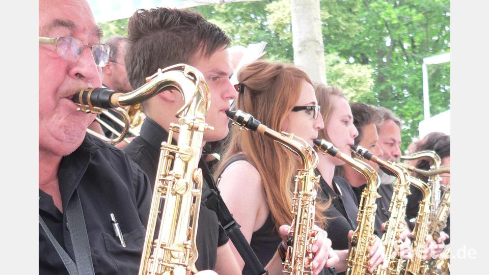 Bigband mit Senior Heiner Kohl (links) Bild: rn