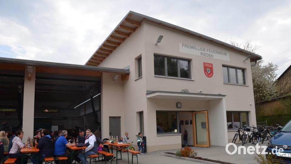 Die Feuerwehr Rieden stellt ihr neues Gerätehaus bei einem Tag der offenen Tür der Bevölkerung vor. Bild: Eva Gröninger