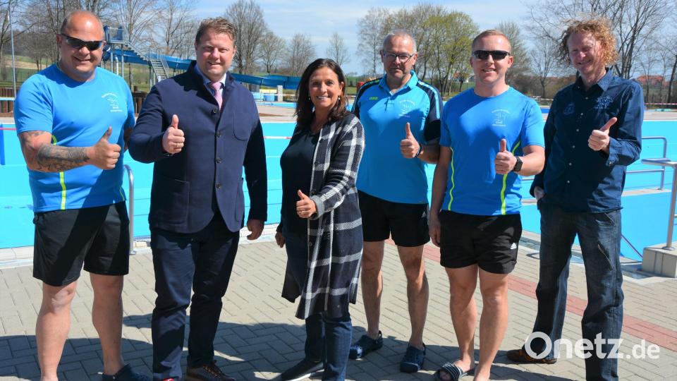 Sie freuen sich auf die Eröffnung der Freibadsaison am 16. Mai (von links) Bademeister Stefan Helgert, Bürgermeister Stefan Grillmeier, Sachbearbeiterin Astrid Häring, die Bademeister Jochen Zimmert und Stefan Pelz sowie Axel Krauß vom Bauamt. Bild: jr
