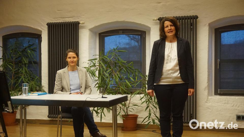CeBB-Leiterin Veronika Hofinger begrüßte Melanie Kreutz zu ihrem Vortrag im Centrum Bavaria Bohemia. Bild: eib