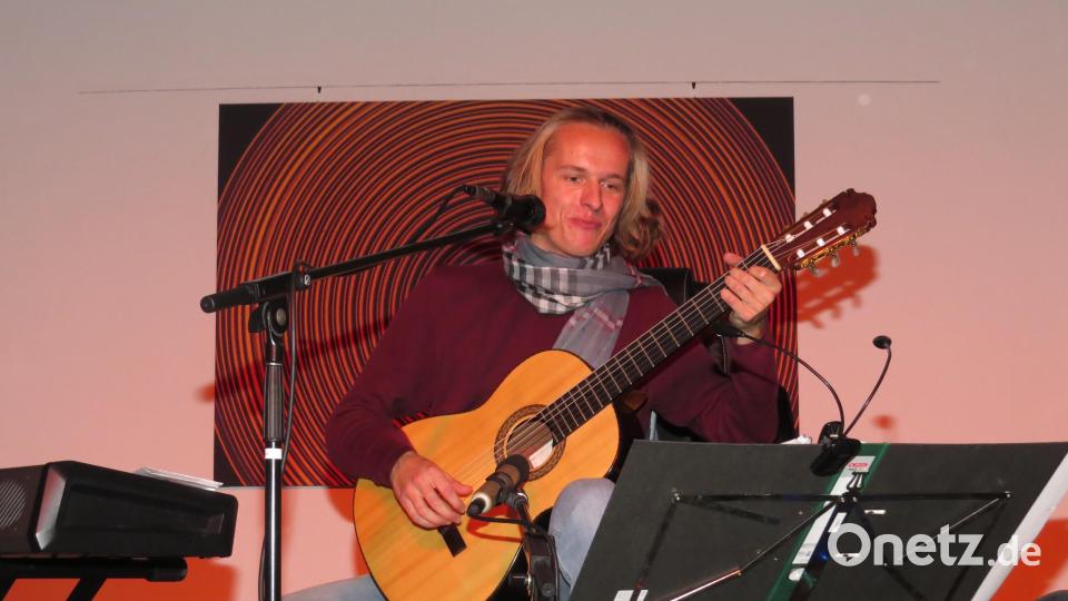 Matze Wolf mit seiner Band "Widersacher aller Liedermacher" hatte einst sein Debüt im Kunsthaus. Zum Jubiläum kehrt der Bärnauer auf die Bühne in Waldsassen zurück. Bild: ubb
