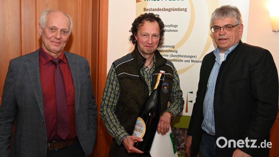 Steigende Mitgliederzahlen und einen Gewinn von rund 76000 Euro, das sind positive Zahlen, die der FBG-Vorsitzende Gerhard Gradl (rechts) bei der Jahreshauptversammlung im Landgasthof Aschenbrenner in Paulsdorf bekanntgeben konnte. Bild: gf