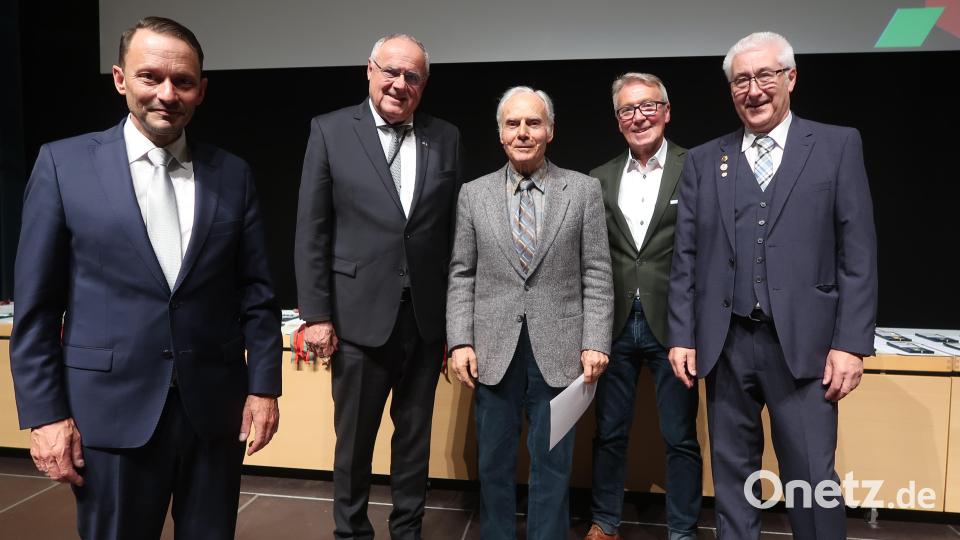 Dr. Karl Schmid (Mitte) von der SpVgg SV Weiden wurde mit der Plakette in Gold, der Nadel in Gold und einem Buchpreis ausgezeichnet. Bild: Kunz