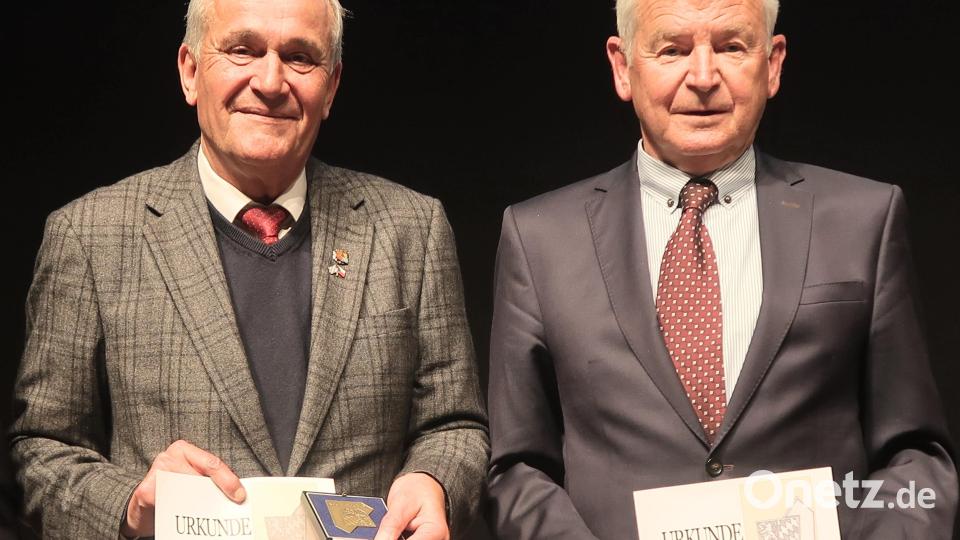 Für langjährige Verdienste um den Weidener Sport wurden Ernst Werner, BLSV Kreis Weiden/Neustadt mit der Silbernen und Alt-Oberbürgermeister Kurt Seggewiß mit der Bronzenen Plakette geehrt. Ludwig Kastl vom VfB Rothenstadt konnte die Ehrung in Silber wegen Krankheit nicht entgegennehmen. Bild: Kunz