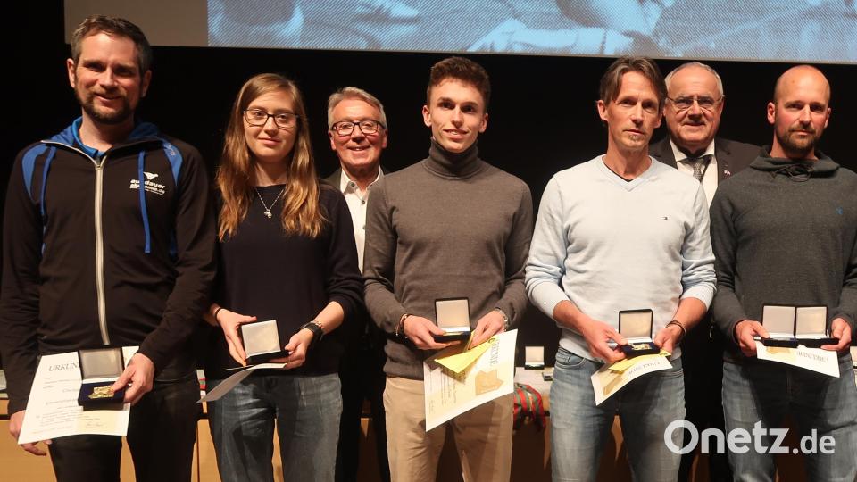 Fünf Weltmeister und zwei Bürgermeister: V.l. Christian Götz, Tamara Zuhr, Reinhold Wildenauer, Ulrich Räth, Holger Räth, Lothar Höher und Pierre Jander. Gold für die Triathle-Abteilung im Team Oberpfalz. Bild: Kunz