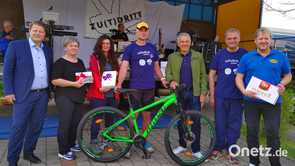 Unter allen Teilnehmern wurden auch Preise verlost. Im Bild (von links) Bürgermeister Stefan Grillmeier, Barbara Wettinger, Natalie Wettinger, Hauptgewinner Tobias Markovsky, Lebenshilfe-Vorsitzender Roland Grillmeier, Lebenshilfe-Geschäftsführer Berthold Kellner und Moderator Jürgen Meyer. Bild: jr
