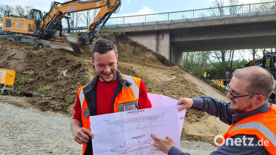 Bauleiter Jiri Macht (links) und Bauoberrat Hannes Neudamm erklären den Entwurf für die Brücke. Bild: sne