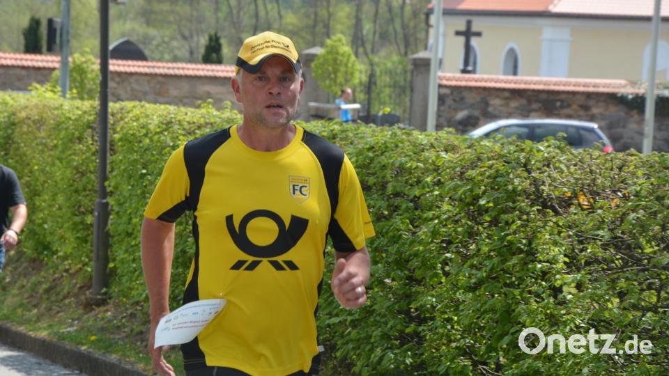 Tobias Markovsky, von Beruf Postbote, im entsprechenden Outfit. Bild: jr