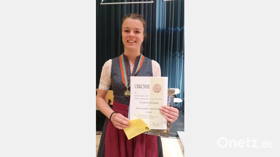 Christina Schopper vom Team Oberpfalz freut sich über den Europameistertitel im Laser Run. Dafür gab&#039;s die Medaille in Gold und einen Buchpreis. Außerdem einmal Silber für den Bayerischen Meistertitel Laser Run mit dem Team. Bild: Kunz