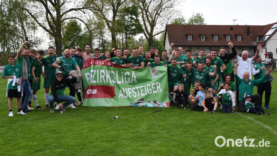 Jubel beim FC Weiden-Ost: Die Mannschaft um Spielertrainer Florian Schrepel steht als Meister der Kreisliga Nord und damit auch als Aufsteiger in die Bezirksliga fest. Bild: Gebert