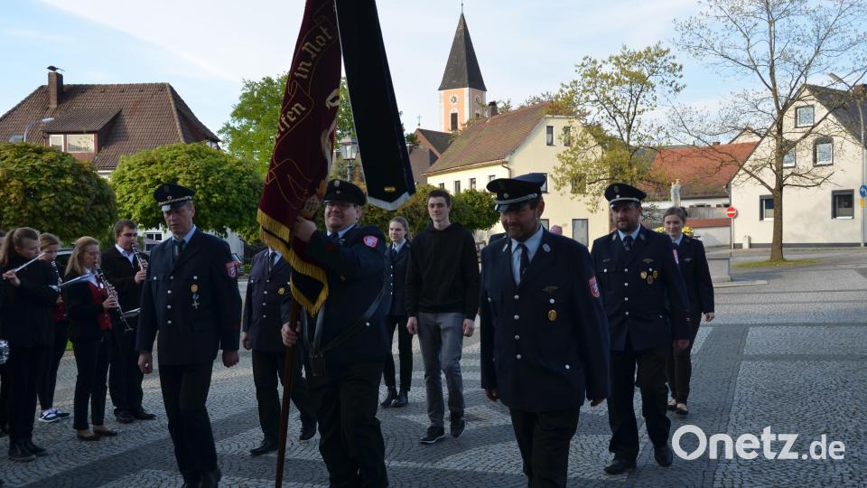 Mitglieder aller sieben Feuerwehren der Großgemeinde Vohenstrauß versammelten sich am Samstagabend, um feierlich ihres Schutzpatrons, des heiligen Florian zu gedenken. Die Waldauer Wehrleute bildeten den Abschluss des langen Kirchenzugs. Bild: dob