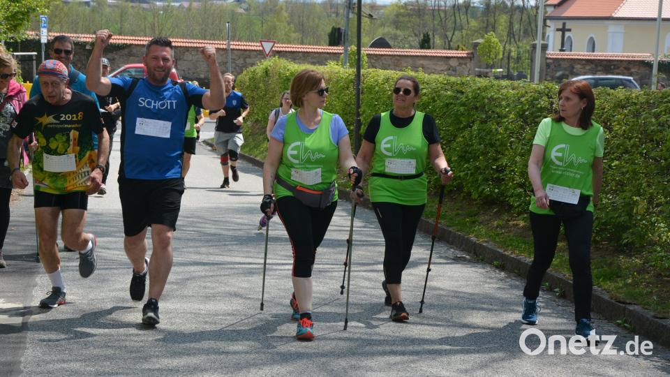 Laufend und gehend unterwegs für den guten Zweck. Bild: jr