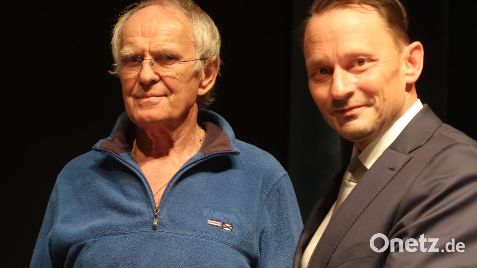 Stand gar nicht im Programm. Norbert Griesbacher wurde von Oberbürgermeister Jens Meyer mit der Verdienstplakette des Bayerischen Landessportverbandes geehrt. Bild: Kunz