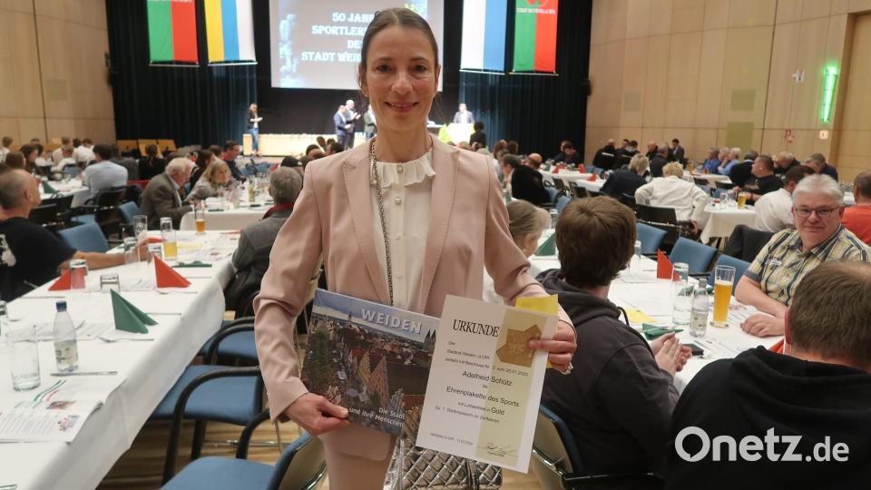 Adelheid Schütz vom VC Corona ist Weltmeisterin im Zeitfahren. Ihre Leistungen zeichnete der Weidener Stadtrat mit Gold und einem Buchpreis aus. Bild: Kunz