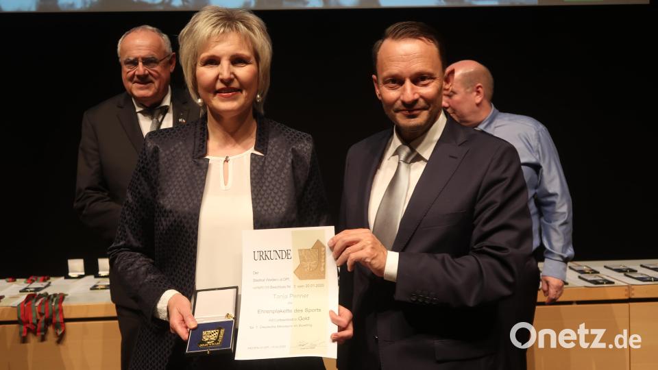 Über diese Auszeichnung freuten sich nicht nur Bürgermeister Lothar Höher und Oberbürgermeister Jens Meyer: Tanja Penner vom BVS Weiden holte als Deutsche Meisterin im Bowling Einzel Gold. Bild: Kunz